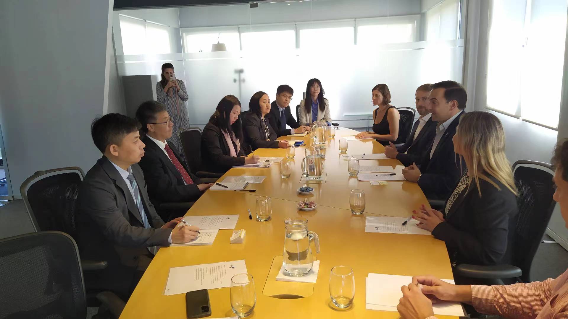 李杰副会长会见阿根廷思想基金会秘书长